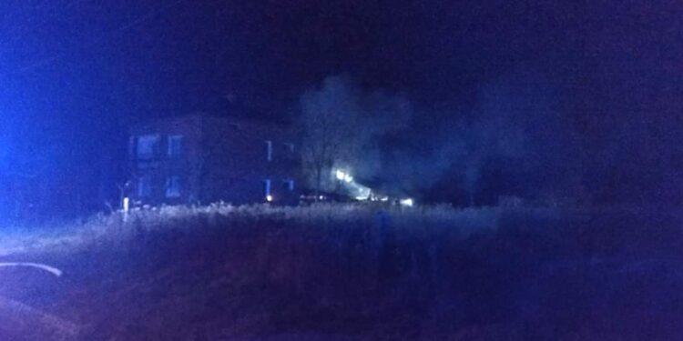 Tarnobrzeg: Trwa gaszenie pożaru budynku gospodarczego.