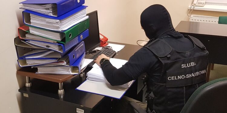 Region: Funkcjonariusze KAS i CBŚP rozbili grupę przestępczą, wyłudzającą VAT.