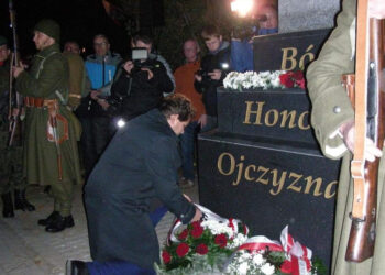 Stalowa Wola: Odsłonili obelisk Stulecia Niepodległości.