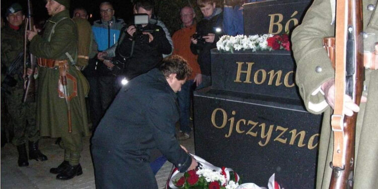 Stalowa Wola: Odsłonili obelisk Stulecia Niepodległości.