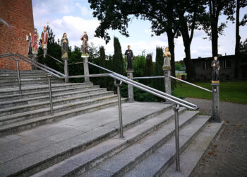 Zarzecze: Wandale zniszczyli figurki świętych