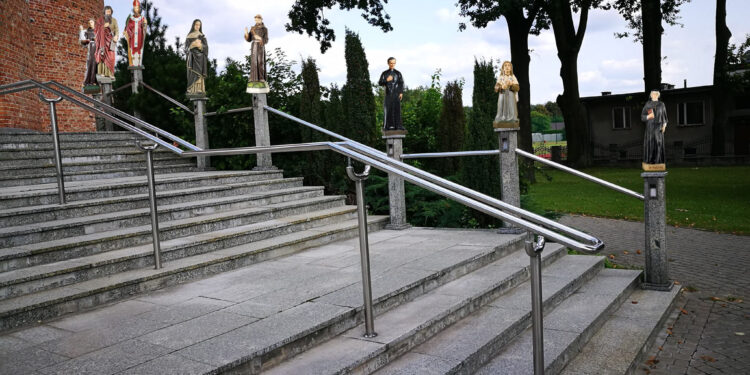 Zarzecze: Wandale zniszczyli figurki świętych