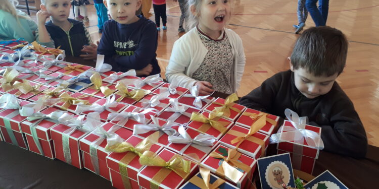 Samborzec: Świąteczne upominki dla DPS w Broniszewicach.