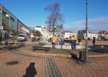 Tarnobrzeg. W mieście trwa montaż ozdób świątecznych.