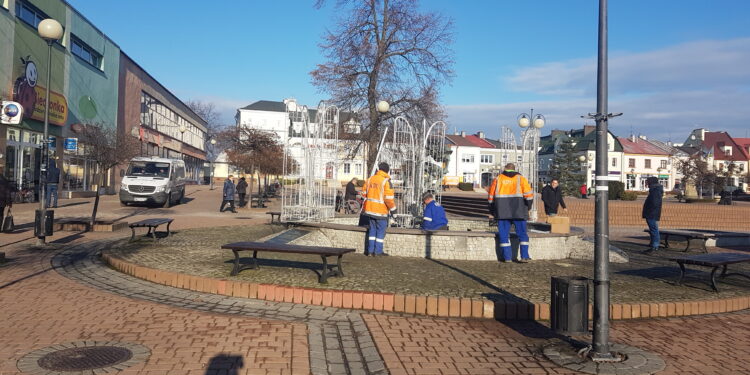 Tarnobrzeg. W mieście trwa montaż ozdób świątecznych.