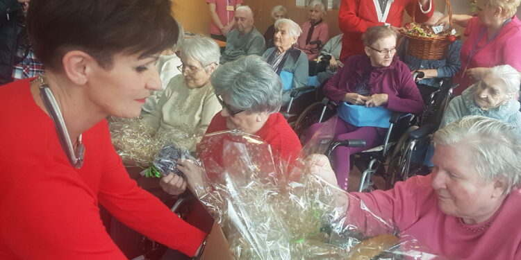 Tarnobrzeg. Mikołaj przyszedł do pacjentów zakładu.