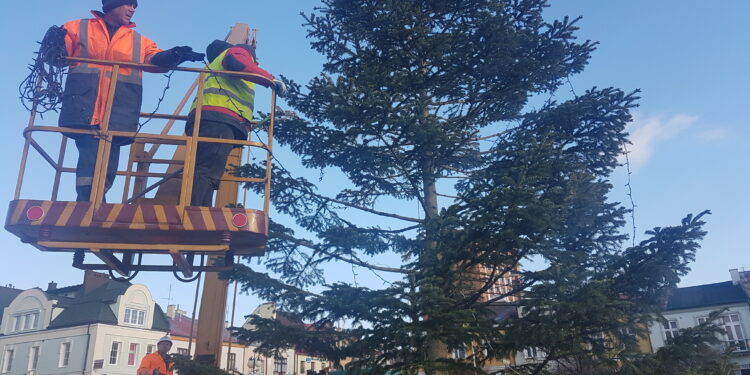 Tarnobrzeg. Choinka na Placu Bartosza Głowackiego rozbłyśnie.