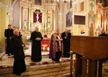 Dzikowiec, diecezja sandomierska: Ekshumacja Sługi Bożego ks. Stanisława Sudoła.