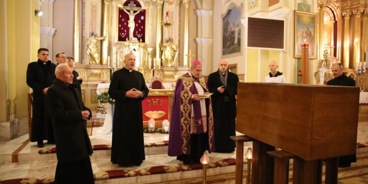 Dzikowiec, diecezja sandomierska: Ekshumacja Sługi Bożego ks. Stanisława Sudoła.