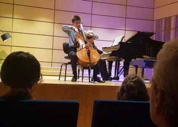 Tarnobrzeg. Koncert Noworoczny z udziałem Krzysztofa Michalskiego. Występ młodego wiolonczelisty zgromadził tłumy.