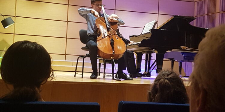 Tarnobrzeg. Koncert Noworoczny z udziałem Krzysztofa Michalskiego. Występ młodego wiolonczelisty zgromadził tłumy.