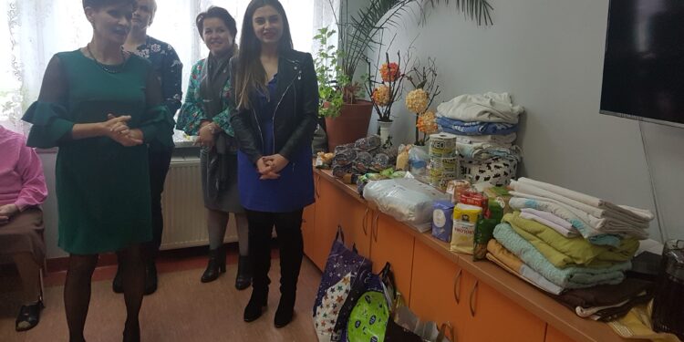 Tarnobrzeg. Dary od studentów Społecznej Akademii Nauk.