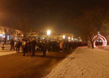 Tarnobrzeg. Setki osób wzięły udział  w marszu milczenia przeciwko przemocy i nienawiści.