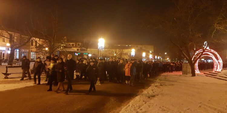 Tarnobrzeg. Setki osób wzięły udział w marszu milczenia przeciwko przemocy i nienawiści.