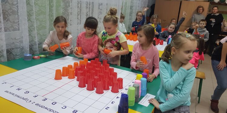 Tarnobrzeg. Najmłodsi uczniowie SP4 wzięli udział w warsztatach kodowania.