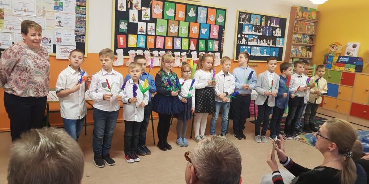 Tarnobrzeg. Babcie i dziadkowie świętowali z wnukami i ozobotami.