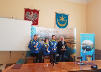 Tarnobrzeg. Prezydent miasta przekazał statuetki „Nowin” drużynie KTS Enea Siarka Tarnobrzeg, oraz zawodniczce Li Qian.