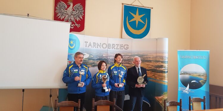 Tarnobrzeg. Prezydent miasta przekazał statuetki „Nowin” drużynie KTS Enea Siarka Tarnobrzeg, oraz zawodniczce Li Qian.