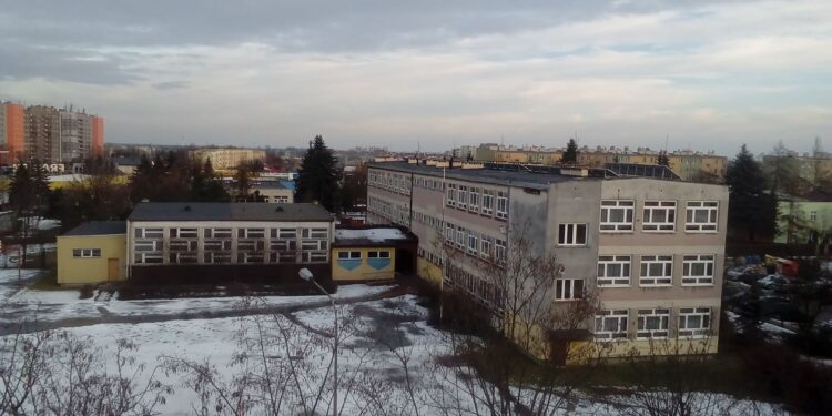 Tarnobrzeg. Budynku gimnazjum prezydent na razie nie ruszy.