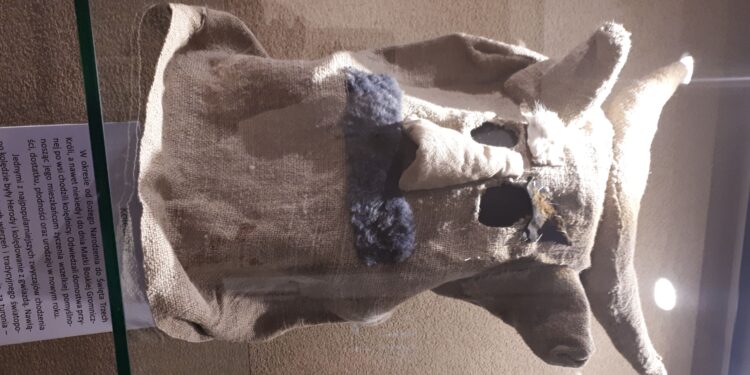 Sandomierz: Kolekcja masek kolędniczych.