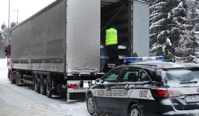 Region: Funkcjonariusze KAS z Podkarpacia zatrzymali nielegalny transport alkoholu.