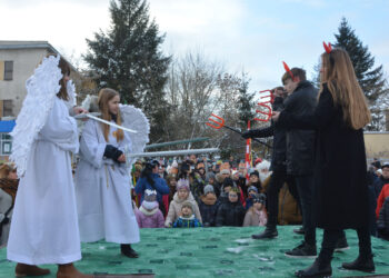 Stalowa Wola: Orszak Trzech Króli przed kościółkiem św. Floriana
