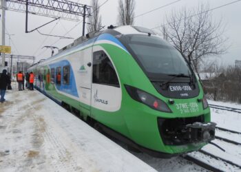 Stalowa Wola: Podróżni w Rozwadowie korzystają z drugiego wyremontowanego peronu