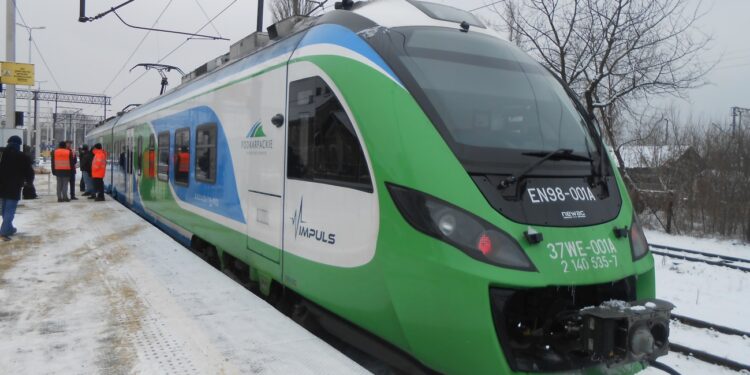 Stalowa Wola: Podróżni w Rozwadowie korzystają z drugiego wyremontowanego peronu