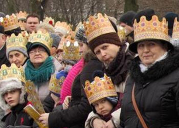 Stalowa Wola: Orszak Trzech Króli na placu kościelnym