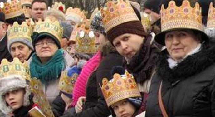 Stalowa Wola: Orszak Trzech Króli na placu kościelnym