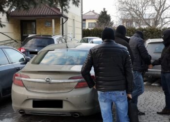 Tarnobrzeg, kraj. Zatrzymani dowożeni do prokuratury.