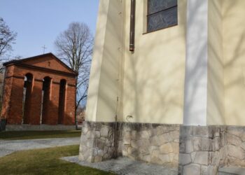 Wrzawy, Gmina Gorzyce. Złodzieje ukradli rynny z kościoła.