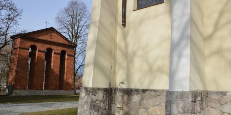 Wrzawy, Gmina Gorzyce. Złodzieje ukradli rynny z kościoła.