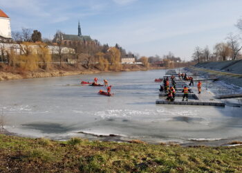 Sandomierz: Szkolenie strażaków z zakresu ratownictwa wodnego na lodzie.