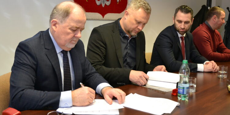 Pysznica: Powiat podpisał umowę na przebudowę drogi w Pysznicy