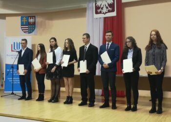 Świętokrzyskie: Wręczenie dyplomów stypendystom prezesa Rady Ministrów oraz ministra właściwego do spraw oświaty i wychowania.