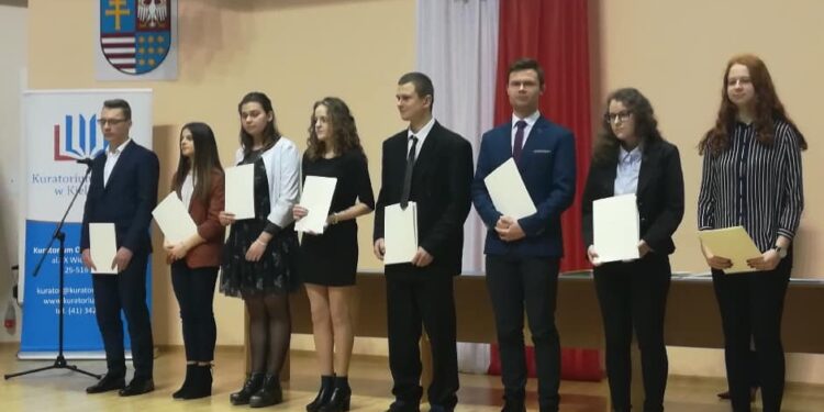 Świętokrzyskie: Wręczenie dyplomów stypendystom prezesa Rady Ministrów oraz ministra właściwego do spraw oświaty i wychowania.