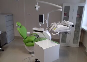 Ćmielów: Gabinet stomatologiczny w szkole.