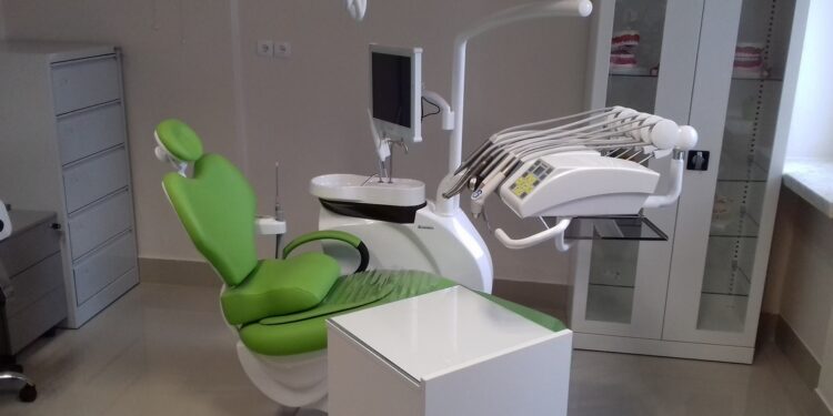 Ćmielów: Gabinet stomatologiczny w szkole.