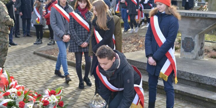 Sandomierz: Uroczystości patriotyczne w 77. rocznicę przekształcenia Związku Walki Zbrojnej w Armię Krajową.