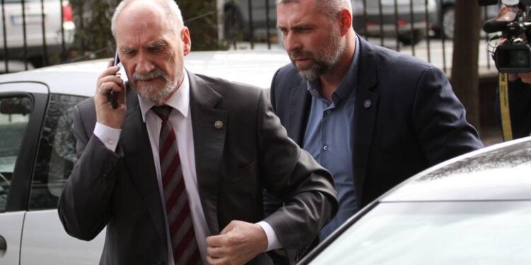 Tarnobrzeg. Były minister obrony narodowej, Antoni Macierewicz został  przesłuchany w tarnobrzeskiej  prokuraturze.