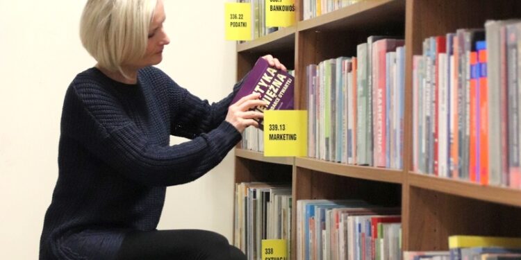 Stalowa Wola: Kolejki po książki w stalowowolskiej bibliotece.