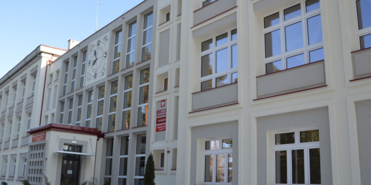 Stalowa Wola: Wielu chętnych do wybudowania boiska przy ZSP nr 1.