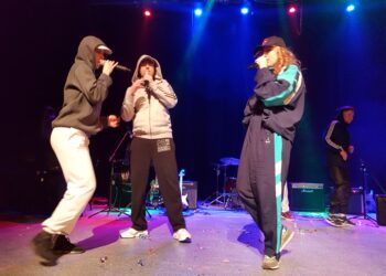 Tarnobrzeg. Uczniowie i nauczyciele z LO imienia Mikołaja Kopernika zagrali dla dwóch dziewczynek z naszego regionu.