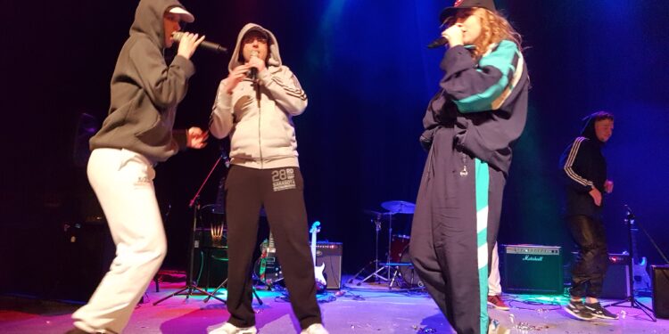 Tarnobrzeg. Uczniowie i nauczyciele z LO imienia Mikołaja Kopernika zagrali dla dwóch dziewczynek z naszego regionu.