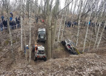 Tarnobrzeg. Grzęzły, paliły gumę, przechylały się, psuły, ale w większości dojeżdżały do celu. Pierwszy etap Przeprawowych Mistrzostw PEDDERS H6.