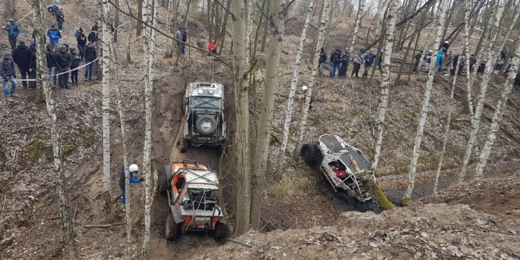 Tarnobrzeg. Grzęzły, paliły gumę, przechylały się, psuły, ale w większości dojeżdżały do celu. Pierwszy etap Przeprawowych Mistrzostw PEDDERS H6.