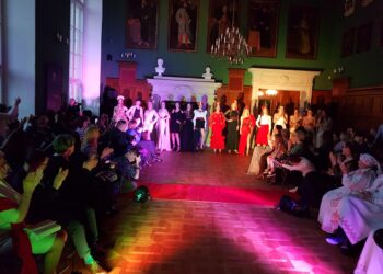 Tarnobrzeg. Pokaz mody w Zamku Dzikowskim. W roli głównej motywy lasowiackie.