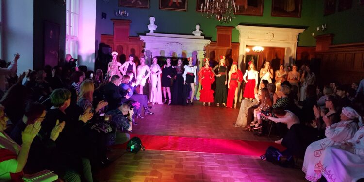 Tarnobrzeg. Pokaz mody w Zamku Dzikowskim. W roli głównej motywy lasowiackie.