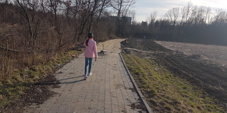 Tarnobrzeg. Deptak spacerowo – rowerowy od Parku Dzikowskiego do Osiedla Dzików.